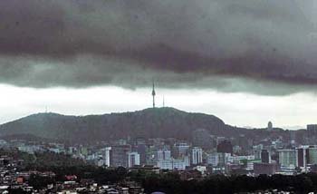 서울하늘 뒤덮은 비구름