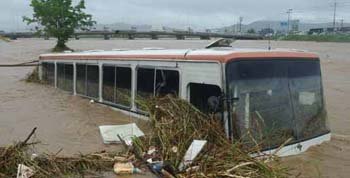 강물에 떠내려가는 버스