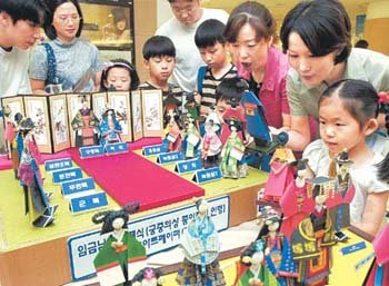 종이접기로 만든 세계 민속의상