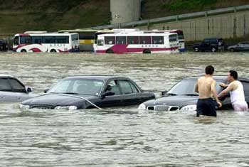 탄천에 승용차 둥둥