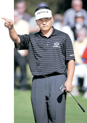 전진하는 탱크 추락하는 황제