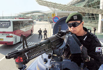 긴장 감도는 공항