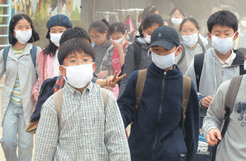 초등생들 마스크 하교