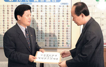 국정원장 사퇴권고결의안 제출