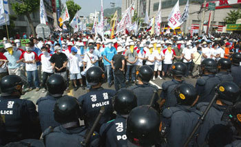 출범식 후 가두행진 시도