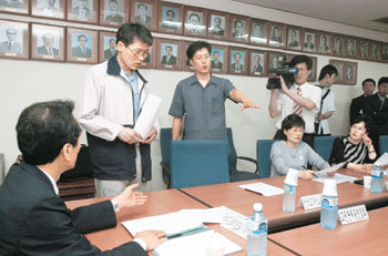 이런 위원회 같이 못합니다\"