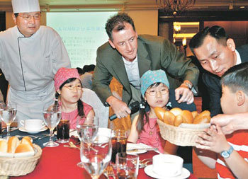 엄마 아빠 직장서 식사예절 배워요