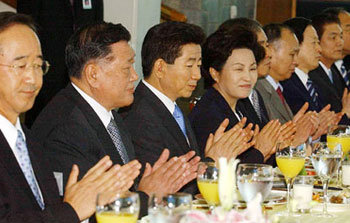 \"생방송이냐 녹화냐\" 노대통령 주례연설 논란