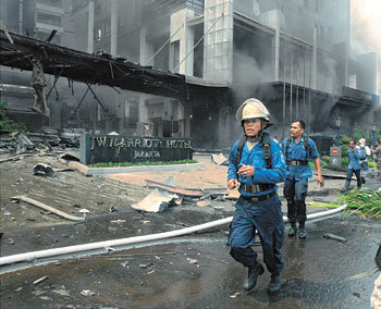 인도네시아호텔 자폭테러 80여명 사상