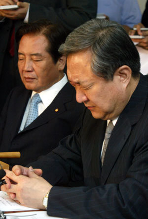 정회장 추모 묵념