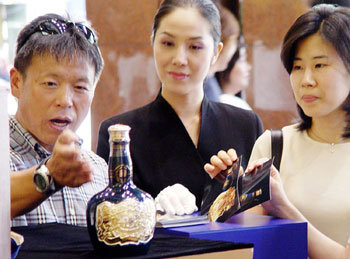 엄홍길씨 기증 로열살루트 경매