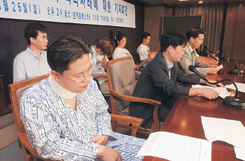 보수단체 북사과 요구