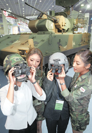 군사전시회 찾은 여성들
