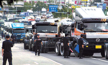 부산항 진입 막은 화물연대