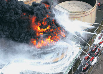 일 지진 여파 원유탱크 화재