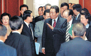 어깨 무거워진 내각