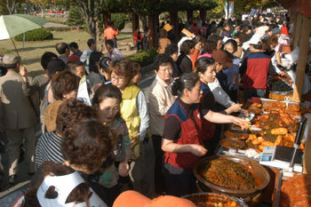 김치 맛 좀 보세요