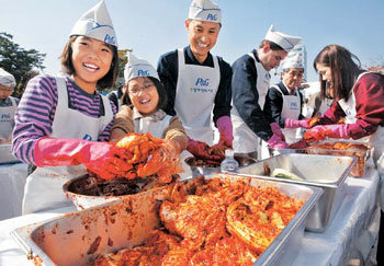 아빠와 함께 김치 담그기