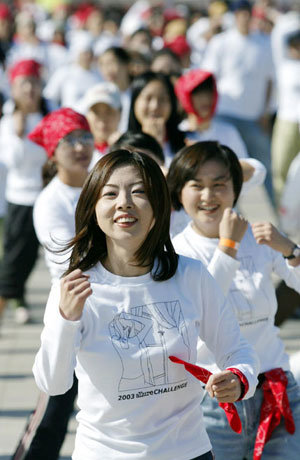 마라톤 출발 앞서 신나는 몸풀기