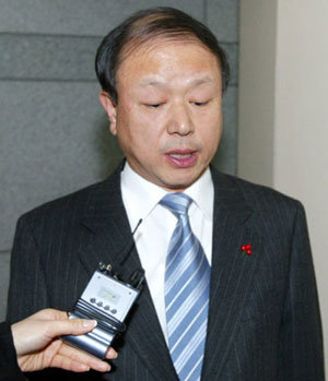 굳은 표정의 송총장