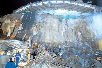 러 실내수영장 폭삭 24명 사망