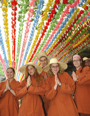 합장하는 외국인 불자들