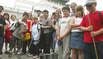 외국 청소년 투호 재밌어요