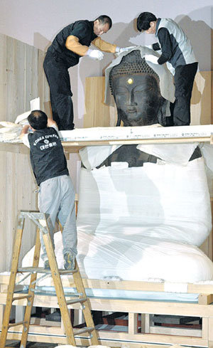 새집 이사가는 철조여래좌상