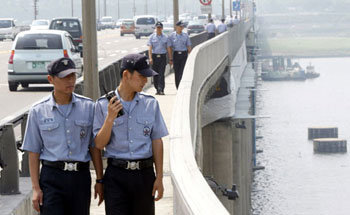 뛰어내리는 사람 없나 한강다리 순찰