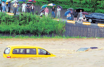차량 물속에 둥둥
