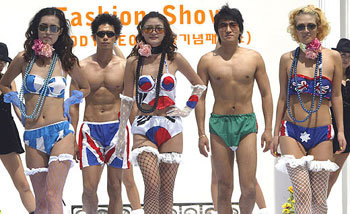 란제리에 만국기 모였네