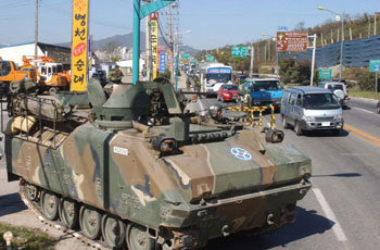 장갑차 동원 검문강화