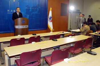 반외교 나홀로 브리핑