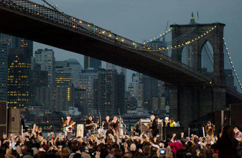 브루클린 다리 밑의 U2공연