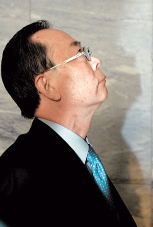 굳은 표정의 이헌재부총