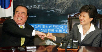 새끼손가락 걸고 상생정치