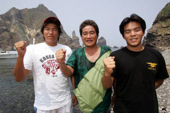 조오련 3부자 울릉도~독도 18시간 수영종단 성공