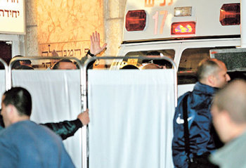 샤론 태운 구급차 도착