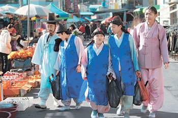 청학동 학생들 설 장보러 하산
