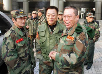 피해자들 함박웃음