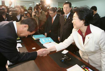 한명숙 총리후보자 첫 출근