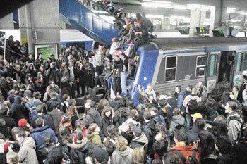 시위대 철도역 점거