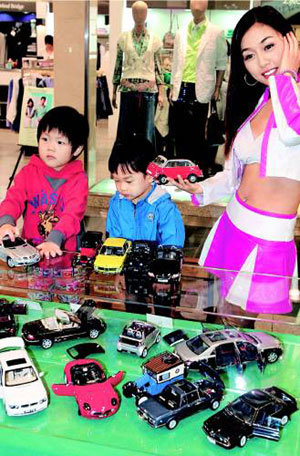 미니어쳐 모터쇼의 레이싱걸