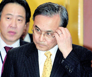 굳은 표정 일본대사