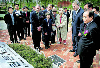 린튼기념공원 방문한 빌 린튼