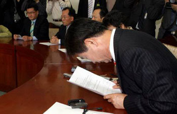 민주당 한대표 공천헌금 4억 수수 사과