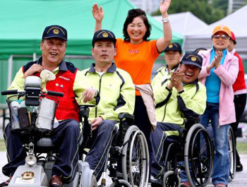 휠체어 타고 한마음 축제