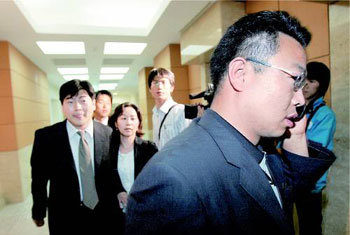 병원 찾은 수사관들