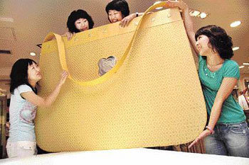 누가 이런 핸드백 들고 다닐까