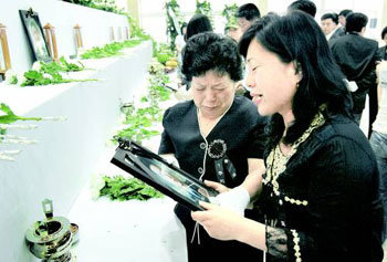 유족들 영정 부여잡고 오열